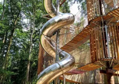 Toboggan en inox dans un parc d‘aventure