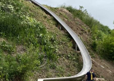 Edelstahl Rutschbahn mit Kurve.