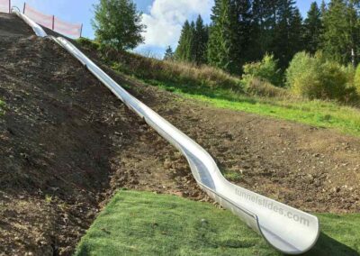 Hangrutschbahn aus Edelestahl mit Wellen und Kurven.