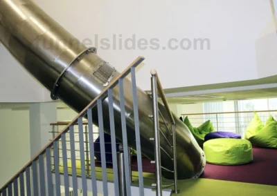 Toboggan d’évacuation en tunnel traversant les plafonds – VŠE Jarov, Prague, Tchéquie