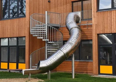 Toboggan d’évacuation en tunnel pour enfants – Maternelle de Průhonice, Prague, Tchéquie