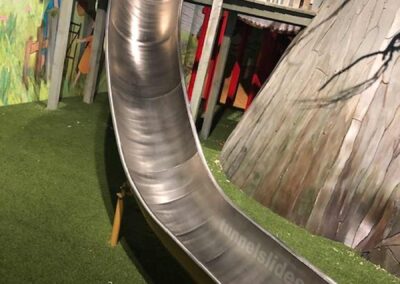 Curved slide in interior, PH 2 m, 45°