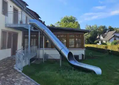 Evakuační skluzavka, centrum denní péče, Německo