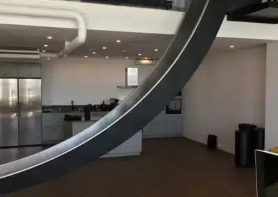 Evakuační skluzavka, budova IT, Stockholm Bromma, Švédsko