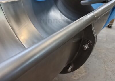 Vue détaillée de la bride d’une glissière de pente