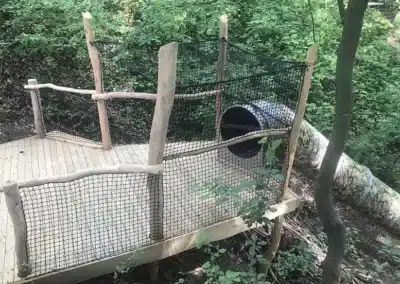 Tobogán de acero inoxidable enmascarado en el bosque