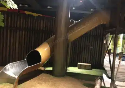 Tobogán de acero inoxidable enmascarado en el bosque