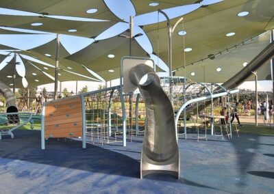 Tobogán de acero inoxidable en el parque infantil