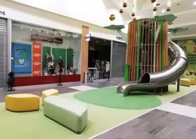 Nerezový tobogán ve vestibulu nákupního centra