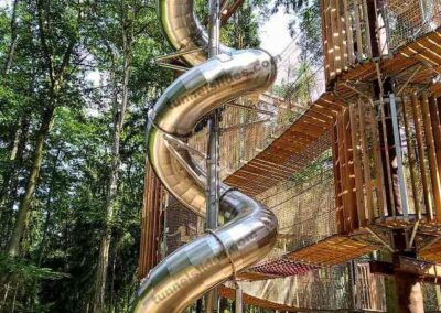 Tobogán de acero inoxidable en el parque de cuerdas