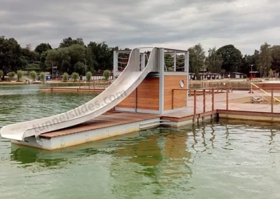 Tobogán acuático sobre pontón