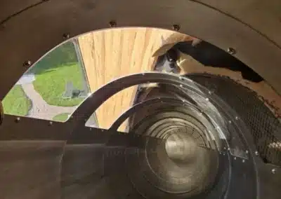 Transparente Segmente der Röhrenrutsche.