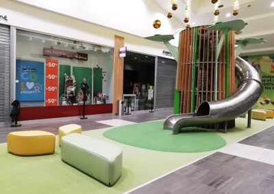Tobogán de acero inoxidable en el vestíbulo del centro comercial